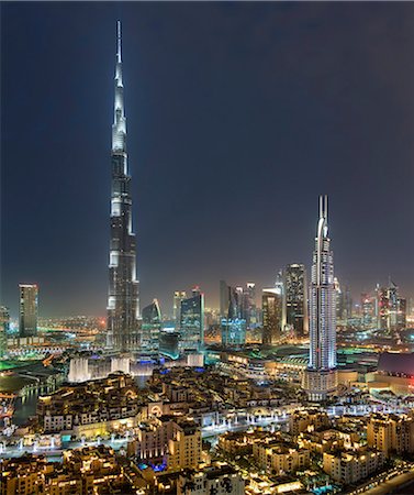 Cityscape of Dubai, United Arab Emirates at dusk, with illuminated Burj Khalifa skyscraper in the foreground. Photographie de stock - Premium Libres de Droits, Code: 6118-09028251