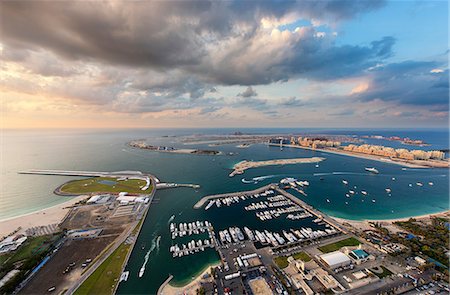 simsearch:872-08082763,k - Aerial view of the cityscape of Dubai, United Arab Emirates, with skyscrapers and the marina in the foreground. Foto de stock - Sin royalties Premium, Código: 6118-09028234