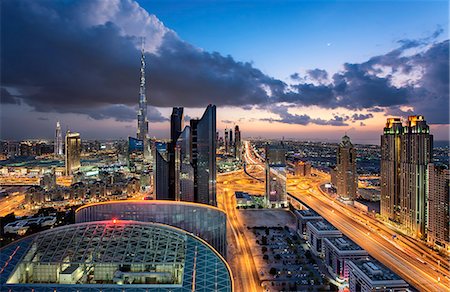Cityscape with illuminated skyscrapers, Dubai, United Arab Emirates at dusk. Photographie de stock - Premium Libres de Droits, Code: 6118-09028236