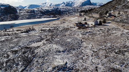 simsearch:6118-09039325,k - Aerial view of wooden buildings in front of mountains in Lofoten Islands, Norway. Photographie de stock - Premium Libres de Droits, Code: 6118-09039316