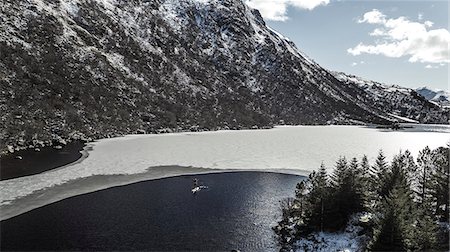 simsearch:6118-09039325,k - Aerial view of a paddleboarder on the water next to a large melting ice floe in a fjord in the Lofoten Islands, Norway. Photographie de stock - Premium Libres de Droits, Code: 6118-09039319