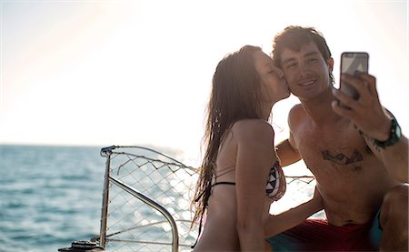 simsearch:6118-09039292,k - A man and woman posing for a photograph on board a yacht. Foto de stock - Sin royalties Premium, Código: 6118-09039330