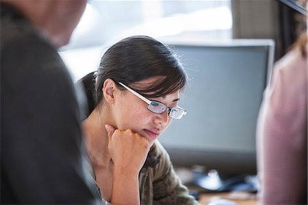 simsearch:6118-09139994,k - Asian woman leading an informal meeting in a creative office. Foto de stock - Sin royalties Premium, Código: 6118-09140011