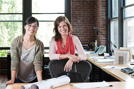 Asian woman and Caucasian woman at a workstation in a creative office. Foto de stock - Sin royalties Premium, Código: 6118-09140022