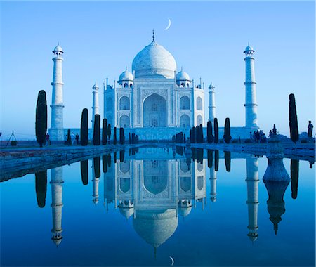 Exterior view of the Taj Mahal palace and mausoleum, a UNESCO world heritage site, a palace with white marble walls inlaid with decorative detail. Photographie de stock - Premium Libres de Droits, Code: 6118-09144940