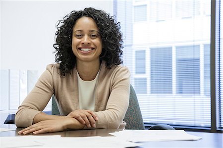 simsearch:6118-09147986,k - A black businesswoman at her desk in her office. Fotografie stock - Premium Royalty-Free, Codice: 6118-09148026