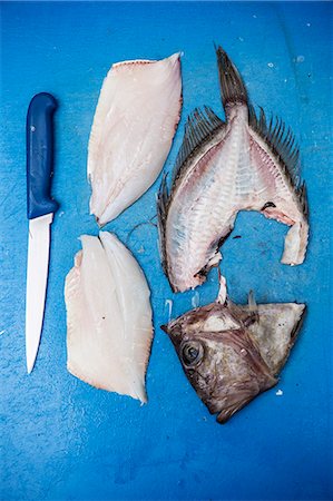 simsearch:6118-08660053,k - High angle close up of filleted John Dory fish and knife on blue chopping board. Foto de stock - Sin royalties Premium, Código: 6118-09148197