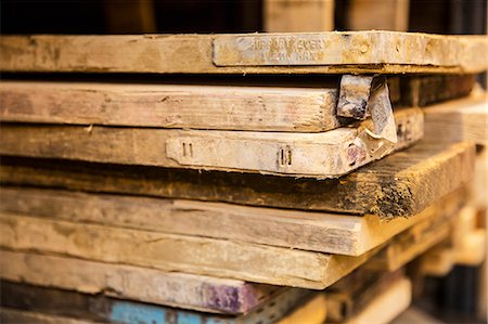 simsearch:6118-09148280,k - Close up of large selection of wooden planks stacked on shelves in a warehouse. Photographie de stock - Premium Libres de Droits, Code: 6118-09148259