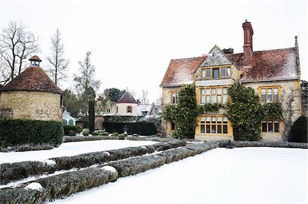 simsearch:6118-09183438,k - Historic 17th century manor house with tall chimneys, a hotel with snow covered grounds in winter. Stockbilder - Premium RF Lizenzfrei, Bildnummer: 6118-09148360