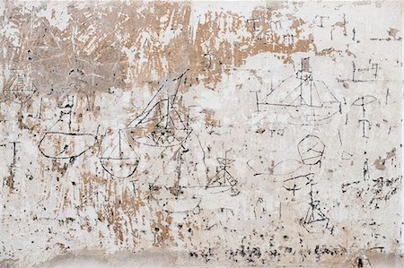 st michael's church - Close up of 18th century graffiti of sailboats on a wall. Foto de stock - Royalty Free Premium, Número: 6118-09148305