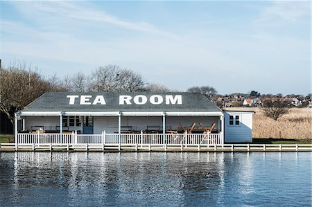 southwold - Exterior view of tea room on the shore of a lake. Stockbilder - Premium RF Lizenzfrei, Bildnummer: 6118-09148322