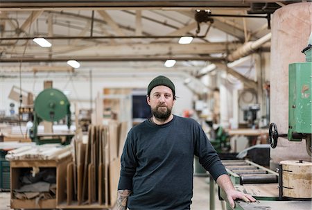 simsearch:6118-08729048,k - A portrait of a Caucasian carpenter working in a large woodworking shop. Photographie de stock - Premium Libres de Droits, Code: 6118-09165993