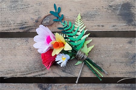 High angle close up of handcrafted boutonniere on a wooden table. Photographie de stock - Premium Libres de Droits, Code: 6118-09173475