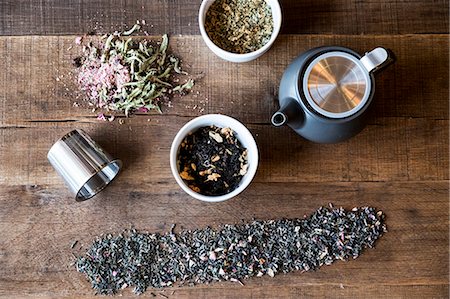 simsearch:632-05992254,k - High angle close up of selection of tea leaf infusions and black teapot on wooden table. Photographie de stock - Premium Libres de Droits, Code: 6118-09173511