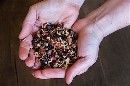 simsearch:632-05992254,k - High angle close up of person holding small heap of red berry herbal tea infusion. Photographie de stock - Premium Libres de Droits, Code: 6118-09173512