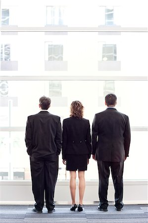 simsearch:6118-09173536,k - Rear view of group of three business people looking out the window of a conference centre lobby. Stockbilder - Premium RF Lizenzfrei, Bildnummer: 6118-09173521