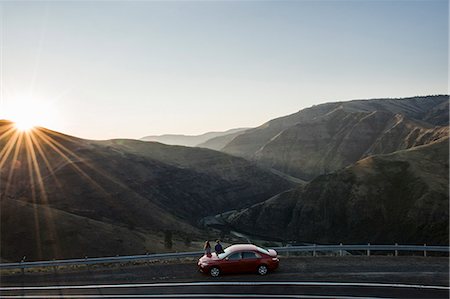 simsearch:6118-09027936,k - View from above looking down on a couple watching the sunset standing next to their car at a rest stop in the Grande Ronde area of eastern Washington State, USA. Stockbilder - Premium RF Lizenzfrei, Bildnummer: 6118-09173659