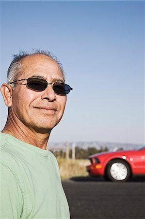 simsearch:6118-09173635,k - A portrait of a hip senior Hispanic male on a road trip. Foto de stock - Royalty Free Premium, Número: 6118-09173623