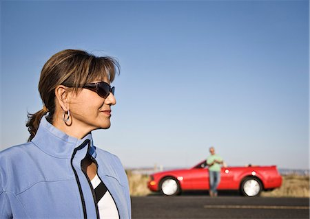 simsearch:6118-09173635,k - A portrait of a hip senior Hispanic woman on a road trip with her husband. Foto de stock - Royalty Free Premium, Número: 6118-09173624