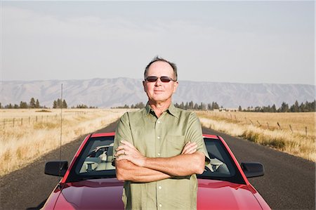simsearch:6118-08394213,k - Portrait of a senior Caucasian man and his car parked along a highway in eastern Washington State, USA. Foto de stock - Royalty Free Premium, Número: 6118-09173633