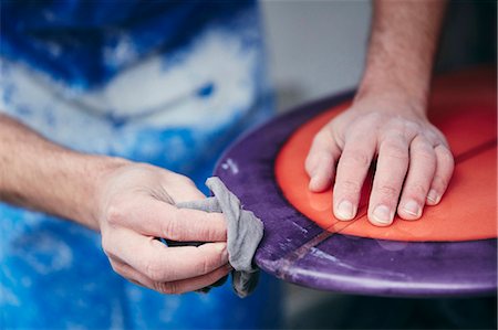 Man sanding and shaping a surfboard in a workshop Fotografie stock - Premium Royalty-Free, Codice: 6118-09174473
