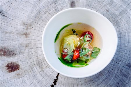 Chilled summer melon soup with basil and jalapeno Photographie de stock - Premium Libres de Droits, Code: 6118-09174494