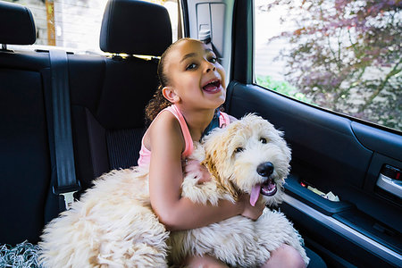 perro travieso - Girl with labradoodle puppy in car making goofy face Foto de stock - Sin royalties Premium, Código: 6118-09183241