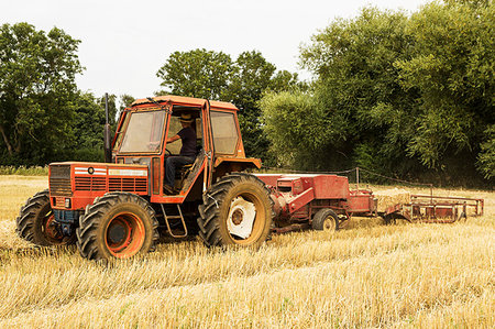 simsearch:649-06353290,k - Tractor and straw baler in wheat field, farmer baling straw. Fotografie stock - Premium Royalty-Free, Codice: 6118-09183459