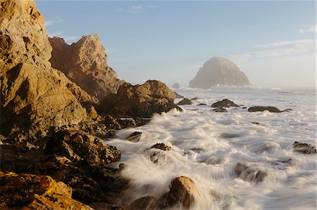 romperse el mar - Seascape with breaking waves over rocks at dusk. Foto de stock - Sin royalties Premium, Código: 6118-09112057