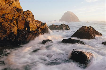 Seascape with breaking waves over rocks at dusk. Photographie de stock - Premium Libres de Droits, Code: 6118-09112058