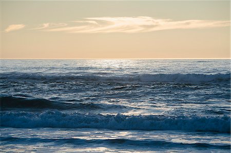 pazifik - Seascape with breaking waves under cloudy sky at sunset. Stockbilder - Premium RF Lizenzfrei, Bildnummer: 6118-09112071