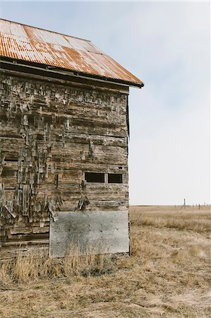 decaimiento - An old abandoned farmhouse with wooden shingle tiles on the walls. Silvery grey colours. Foto de stock - Sin royalties Premium, Código: 6118-09112094