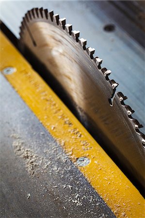 simsearch:400-03909659,k - High angle close up of the sharp teeth on the blade of circular saw in a workshop. Stockbilder - Premium RF Lizenzfrei, Bildnummer: 6118-09112132