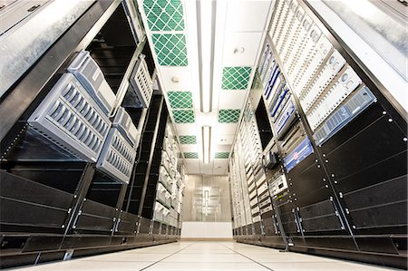 simsearch:6118-09129487,k - Storage racks aligned in a computer server room. Photographie de stock - Premium Libres de Droits, Code: 6118-09129358