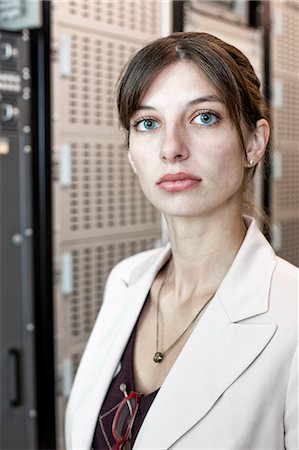 simsearch:6118-09139635,k - Portrait of female technician working in a large computer server room. Stockbilder - Premium RF Lizenzfrei, Bildnummer: 6118-09129360
