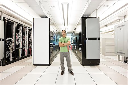 simsearch:6118-09129858,k - Portrait of an Asian American computer technician in a large computer server room Foto de stock - Sin royalties Premium, Código: 6118-09129367