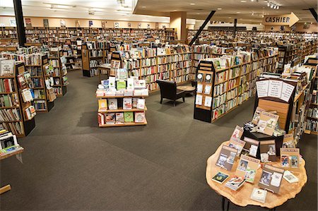 Interior of a large bookstore showing multiple racks of books. Photographie de stock - Premium Libres de Droits, Code: 6118-09129470