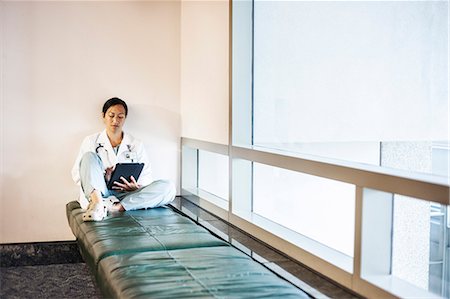 simsearch:6118-09129710,k - Asian woman doctor using a notebook computer and wearing a lab coat and stethoscope. Stockbilder - Premium RF Lizenzfrei, Bildnummer: 6118-09129670