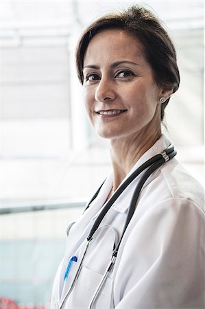 simsearch:6118-09129710,k - Caucasian female doctor in lab coat with stethoscope. Stockbilder - Premium RF Lizenzfrei, Bildnummer: 6118-09129688