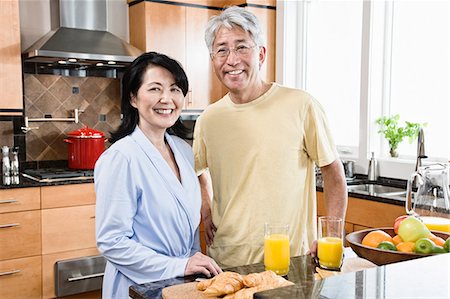 simsearch:6118-08729292,k - Asian man and woman in their new kitchen for breakfast. Stockbilder - Premium RF Lizenzfrei, Bildnummer: 6118-09130000