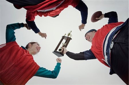 simsearch:832-03640620,k - Team members celebrating a victory and a trophy in an outdoor sporting event in the winter. Foto de stock - Royalty Free Premium, Número: 6118-09130034