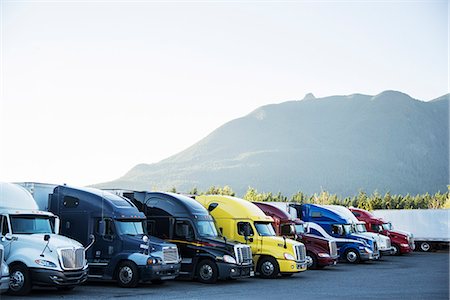 simsearch:6118-08394213,k - Trucks in the parking lot of a truck stop near Seattle, Washington, USA Foto de stock - Royalty Free Premium, Número: 6118-09139343