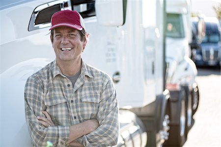 fahrer (fahrzeugführer - männlich und weiblich) - Caucasian man truck driver with his truck parked in a lot at a truck stop. Stockbilder - Premium RF Lizenzfrei, Bildnummer: 6118-09139342