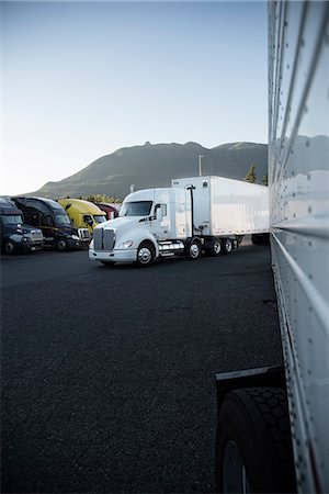 simsearch:6118-08394213,k - Trucks in the parking lot of a truck stop near Seattle, Washington, USA Foto de stock - Royalty Free Premium, Número: 6118-09139344