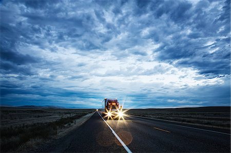 retiré - Commercial truck on the road at sunset. Photographie de stock - Premium Libres de Droits, Code: 6118-09139465