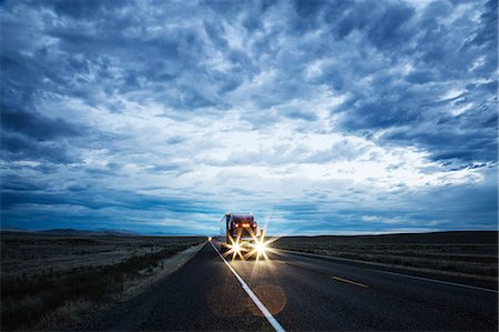 Commercial truck on the road at sunset. Photographie de stock - Premium Libres de Droits, Code: 6118-09139465