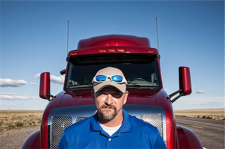 Portrait of a Caucasian man driver and his  commercial truck. Photographie de stock - Premium Libres de Droits, Code: 6118-09139478