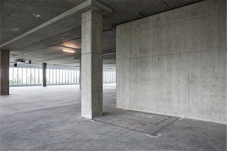 simsearch:6118-09139404,k - Large empty raw office space with plans sketched onto the floor in chalk. Photographie de stock - Premium Libres de Droits, Code: 6118-09139405