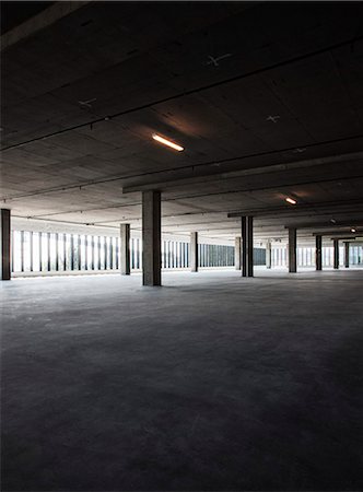 simsearch:6118-09139404,k - Large empty raw office space. Photographie de stock - Premium Libres de Droits, Code: 6118-09139424