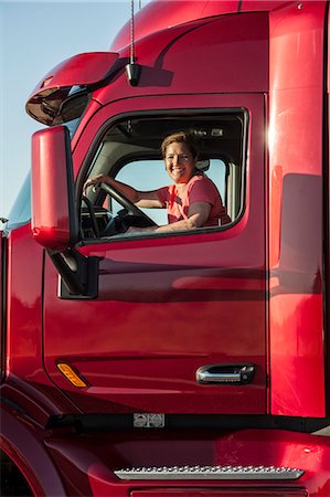 espejo retrovisor - Portrait of a Caucasian woman driver and her  commercial truck. Foto de stock - Sin royalties Premium, Código: 6118-09139558